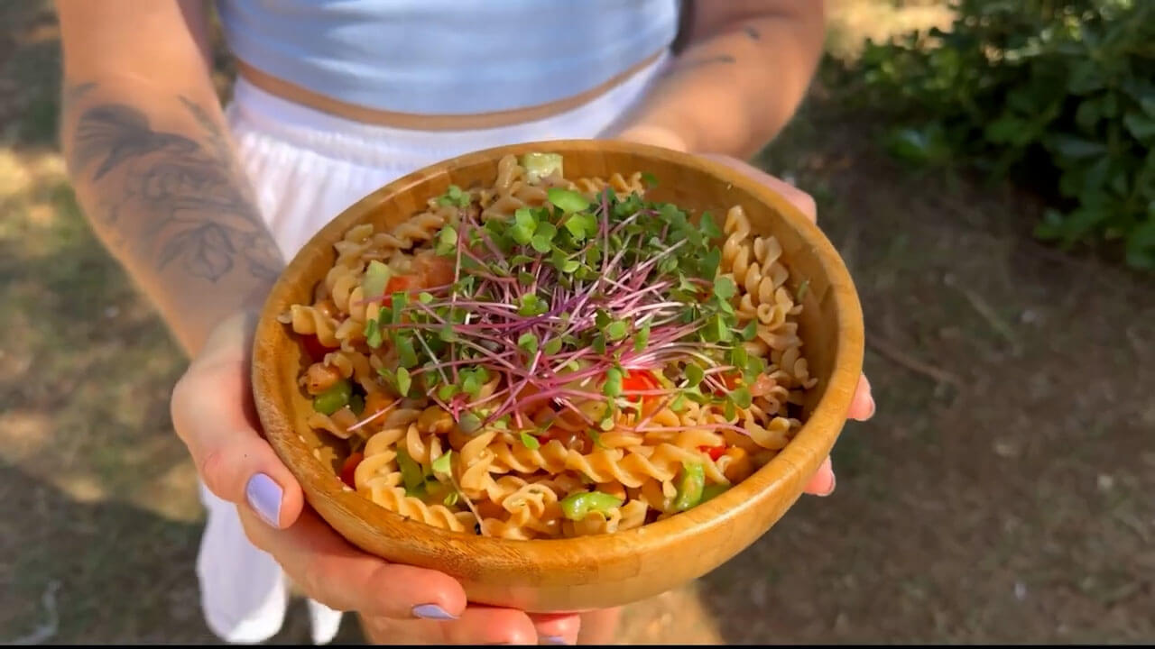 Video recept: Testeninska solata z mikrozelenjem