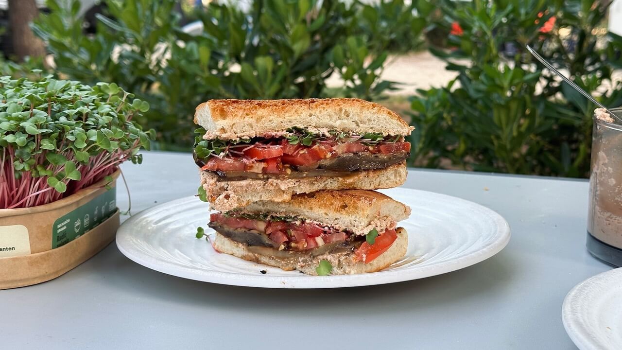 Video recept: Bogato obložen mediteranski sendvič z mikrozelenjem