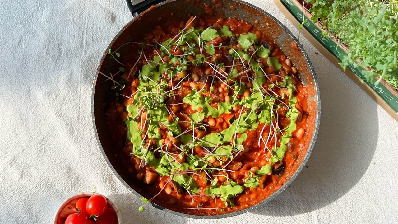 Video recept: Mediteranski fižol z mikrozelenjem redkve