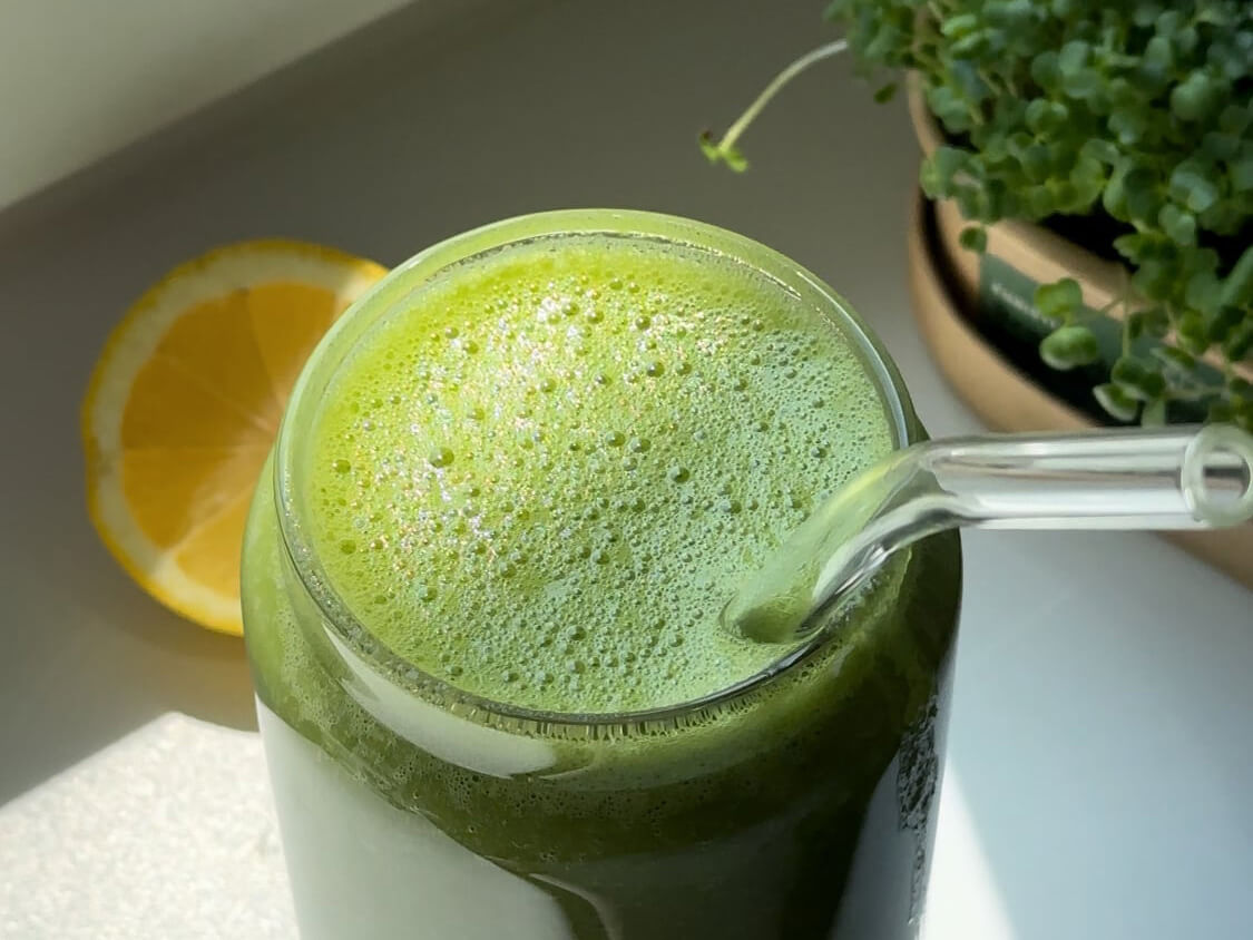 Video recept: Zeleni smoothie z mikrozelenjem brokolija